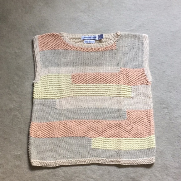 Handknit sleeveless sweater - Picture 2 of 3